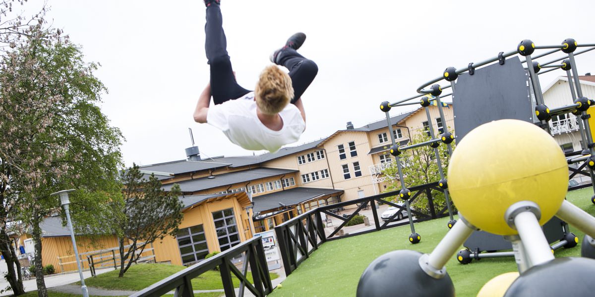 Parkour er sjov, leg og super motion for både store og små. Prøv på egen hånd eller få instruktion.